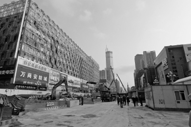圍蔽施工的華強北。地鐵7號線建成后，華強北主街是否將作為“步行街”此前爭議頗多。