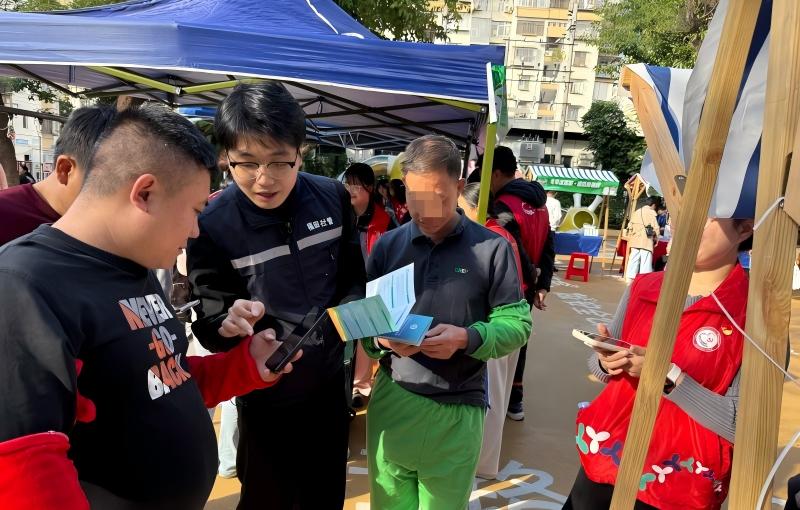 雛鷹干部向居民做基本公衛服務項目宣傳.jpg